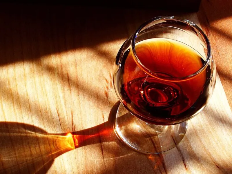 Weinabend unter der Antibiotika-Kur? Azithromycin und Alkohol im Faktencheck