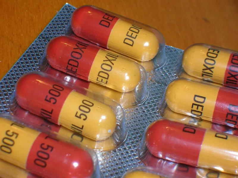 Halbe Kuren, volle Risiken: Was passiert, wenn Azithromycin vorzeitig im Medizinschränkchen landet